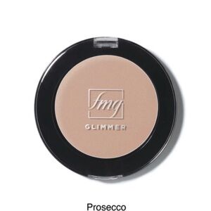 Avon fmg Glimmer Face Powder Illuminator in Prosecco.